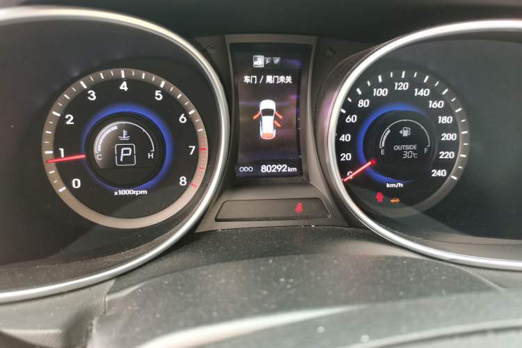 Used Hyundai Santa Fe 2015 2.4L Automatic Two-Wheel Drive Smart Version 5 Seats Odometer Close Up