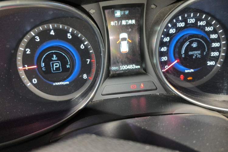 Used Hyundai Santa Fe 2015 2.4L Automatic Two-Wheel Drive Smart Version 5 Seats Odometer Close Up