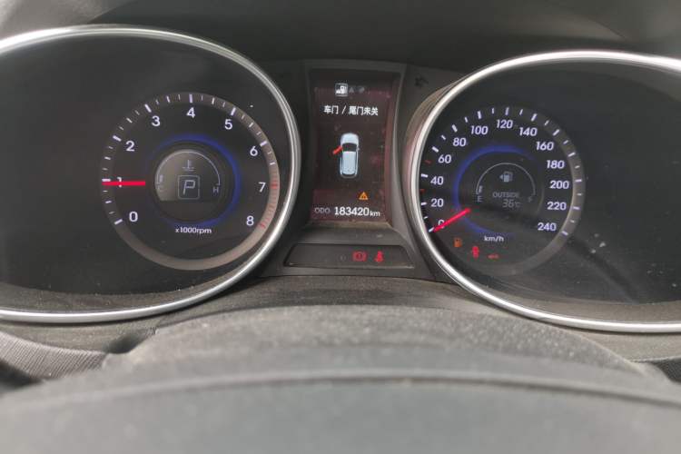 Used Hyundai Santa Fe 2015 2.0T Automatic 4x4 Smart 7-Seater Odometer Close Up