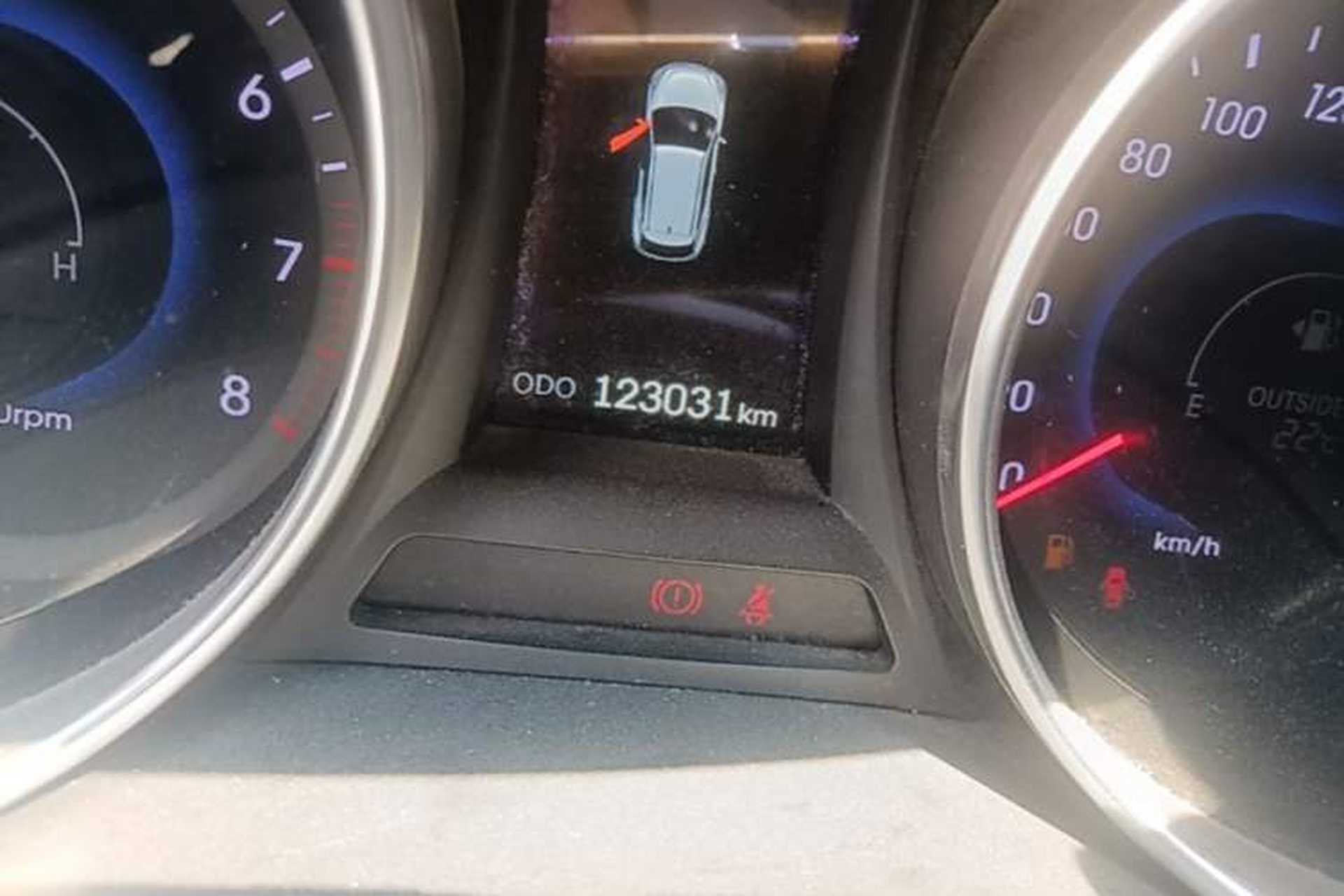 Used Hyundai Santa Fe 2015 2.0T Automatic Two-Wheel Drive Smart Version 5 Seats Odometer Close Up