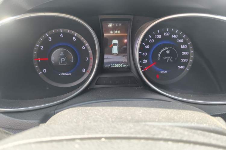 Used Hyundai Santa Fe 2015 2.0T Automatic 4x4 Smart 7-Seater Odometer Close Up