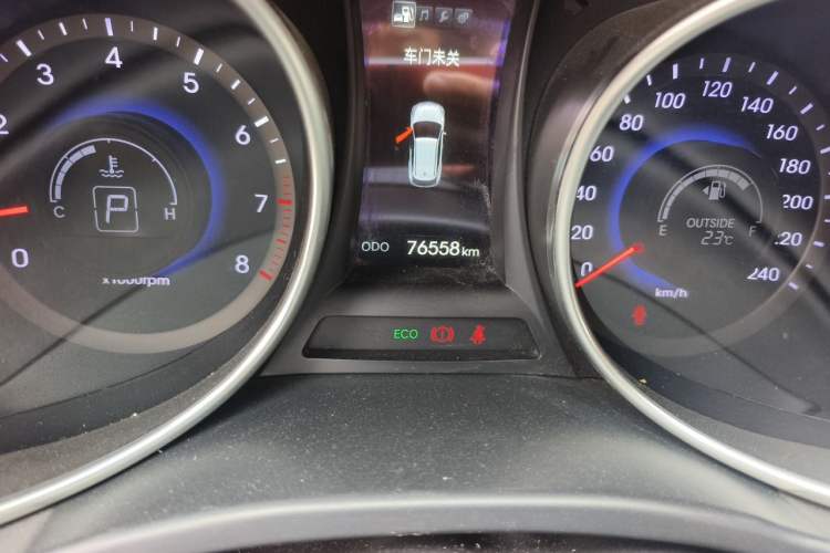 Used Hyundai Santa Fe 2015 2.0T Automatic Two-Wheel Drive Comfort Version 5 Seats Odometer Close Up