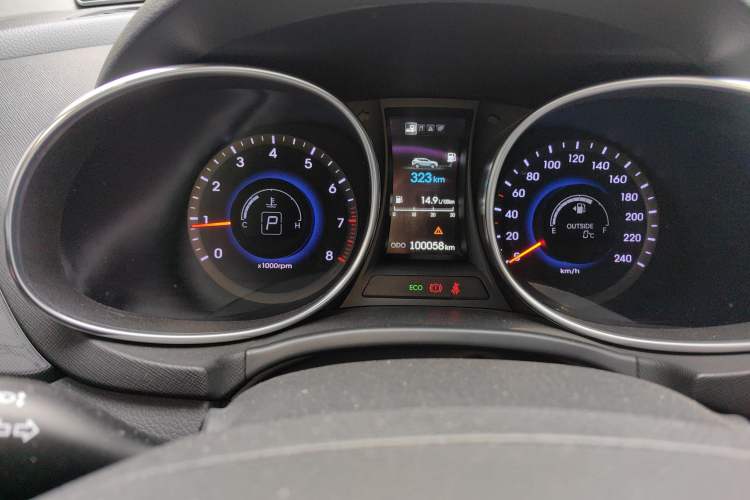 Used Hyundai Santa Fe 2015 2.0T Automatic All-Wheel Drive Smart Version 5 Seats Odometer Close Up