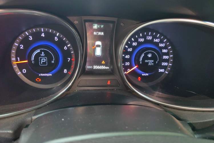 Used Hyundai Santa Fe 2015 2.0T Automatic Two-Wheel Drive Smart Version 5 Seats Odometer Close Up