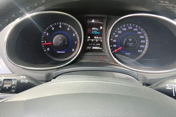 Used Hyundai Santa Fe 2015 2.4L Automatic Two-Wheel Drive Smart Version 5 Seats Odometer Close Up