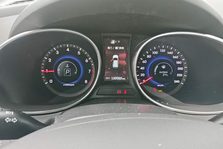 Used Hyundai Santa Fe 2015 2.4L Automatic All-Wheel Drive Smart Version 5 Seats Odometer Close Up