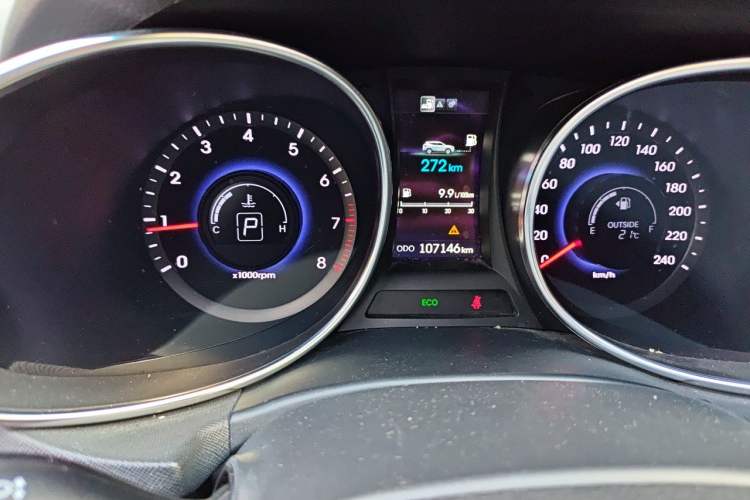 Used Hyundai Santa Fe 2015 2.0T Automatic 4x4 Smart 7-Seater Odometer Close Up