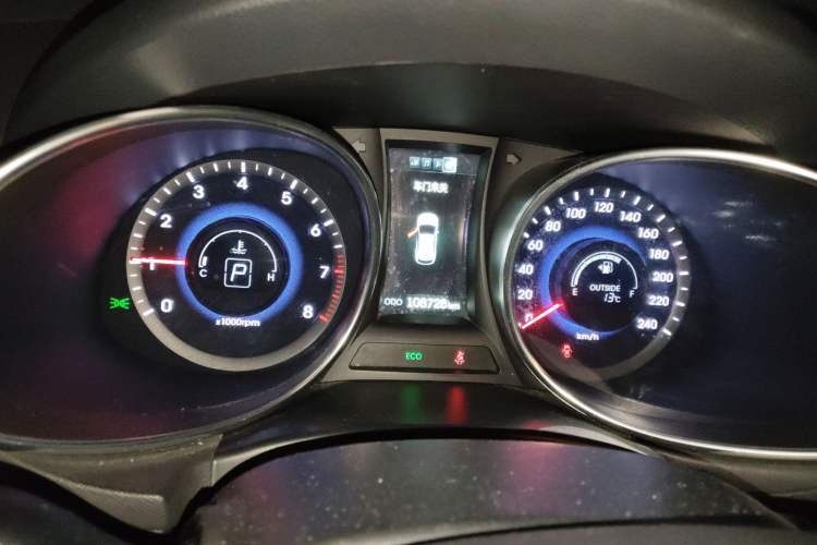 Used Hyundai Santa Fe 2015 2.4L Automatic Two-Wheel Drive Smart Version 5 Seats Odometer Close Up