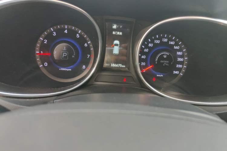 Used Hyundai Santa Fe 2015 2.0T Automatic Two-Wheel Drive Smart Version 5 Seats Odometer Close Up