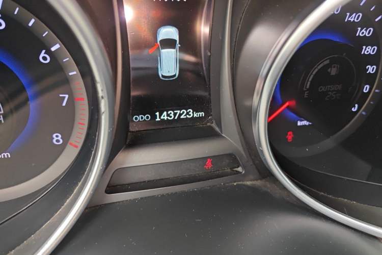 Used Hyundai Santa Fe 2015 2.0T Automatic Two-Wheel Drive Smart Version 5 Seats Odometer Close Up
