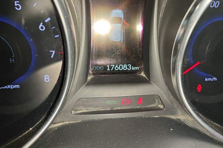 Used Hyundai Santa Fe 2015 2.0T Automatic 4x4 Smart 7-Seater Odometer Close Up