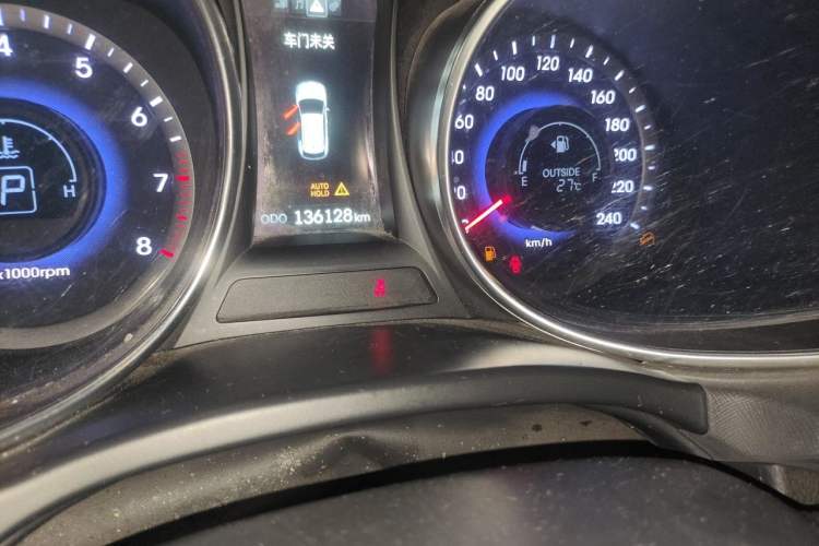 Used Hyundai Santa Fe 2015 2.4L Automatic Two-Wheel Drive Smart Version 5 Seats Odometer Close Up