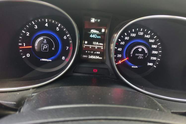 Used Hyundai Santa Fe 2015 2.0T Automatic 4x4 Smart 7-Seater Odometer Close Up