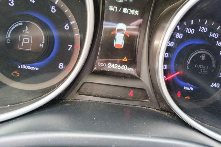 Used Hyundai Santa Fe 2015 2.0T Automatic Two-Wheel Drive Smart Version 5 Seats Odometer Close Up