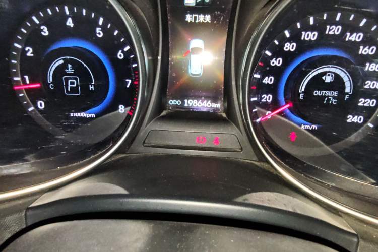 Used Hyundai Santa Fe 2015 2.0T Automatic Two-Wheel Drive Smart Version 5 Seats Odometer Close Up