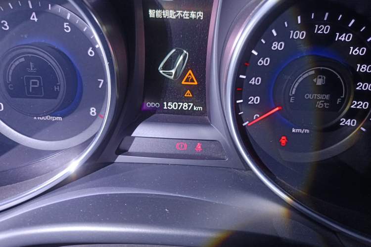 Used Hyundai Santa Fe 2015 2.0T Automatic 4x4 Smart 7-Seater Odometer Close Up