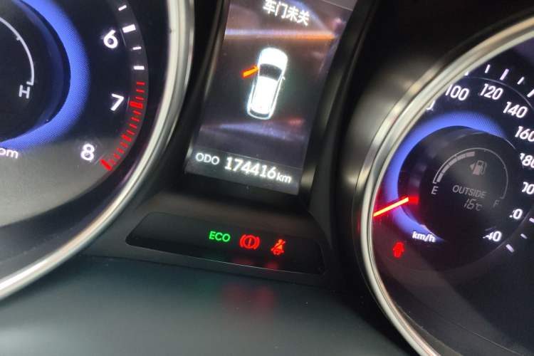 Used Hyundai Santa Fe 2015 2.0T Automatic Two-Wheel Drive Smart Version 5 Seats Odometer Close Up