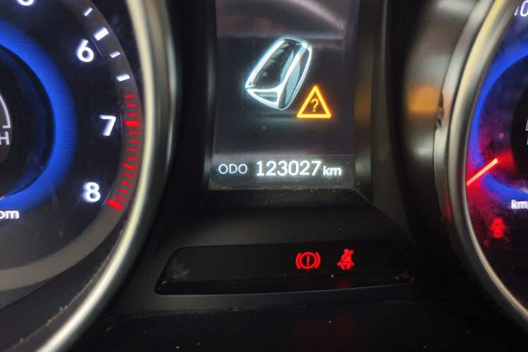 Used Hyundai Santa Fe 2015 2.4L Automatic Two-Wheel Drive Smart Version 5 Seats Odometer Close Up