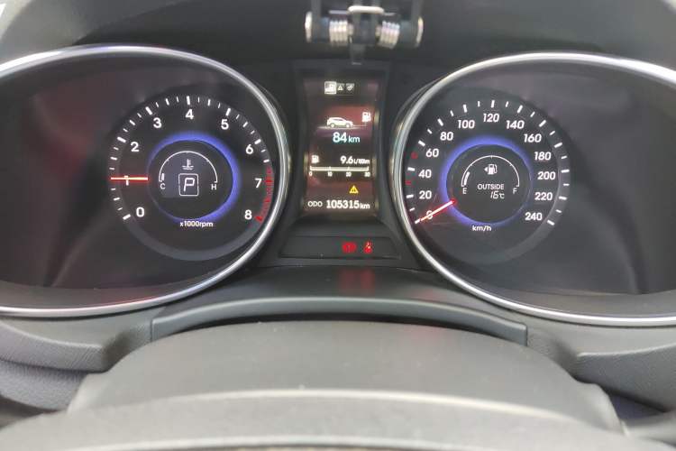 Used Hyundai Santa Fe 2015 2.0T Automatic Two-Wheel Drive Smart Version 5 Seats Odometer Close Up