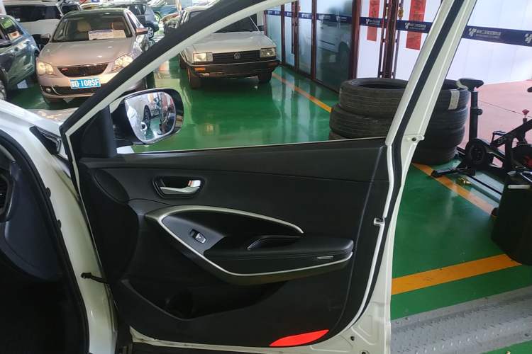Used Hyundai Santa Fe 2015 2.0T Automatic 4x4 Smart 7-Seater Right Front Door Interior