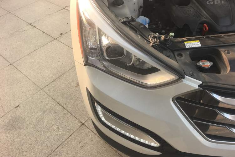 Used Hyundai Santa Fe 2015 2.4L Automatic All-Wheel Drive Smart Version 5 Seats Right Front Headlight