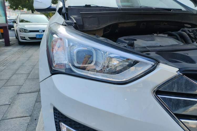 Used Hyundai Santa Fe 2015 2.0T Automatic Two-Wheel Drive Smart Version 5 Seats Right Front Headlight