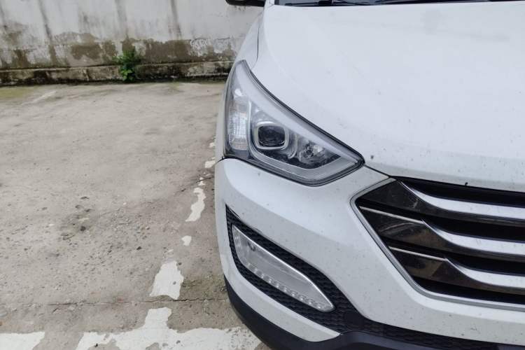 Used Hyundai Santa Fe 2015 2.4L Automatic Two-Wheel Drive Smart Version 5 Seats Right Front Headlight