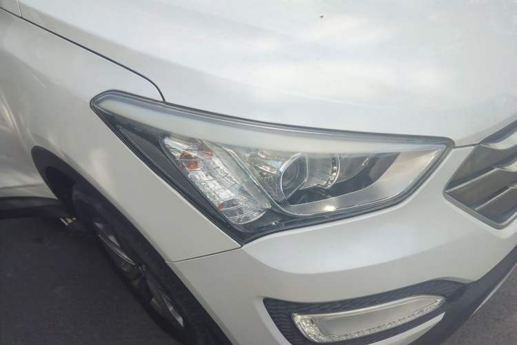 Used Hyundai Santa Fe 2015 2.4L Automatic Two-Wheel Drive Smart Version 5 Seats Right Front Headlight