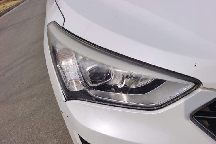 Used Hyundai Santa Fe 2015 2.4L Automatic All-Wheel Drive Smart Version 5 Seats Right Front Headlight