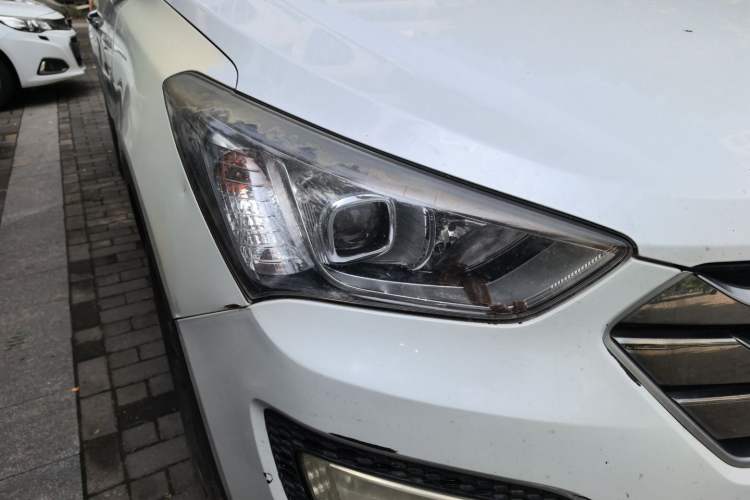 Used Hyundai Santa Fe 2015 2.0T Automatic Two-Wheel Drive Smart Version 5 Seats Right Front Headlight