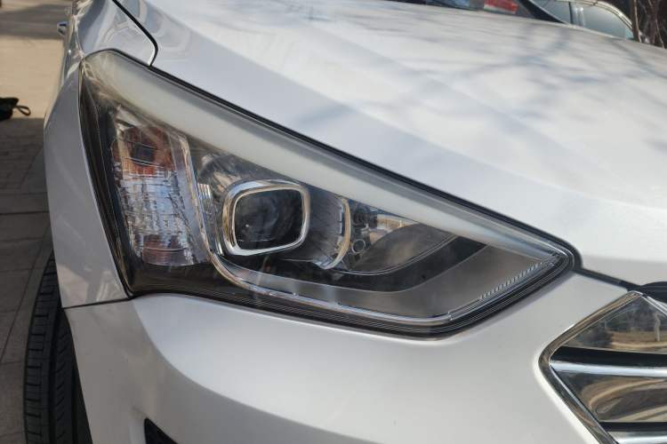 Used Hyundai Santa Fe 2015 2.0T Automatic Two-Wheel Drive Smart Version 5 Seats Right Front Headlight