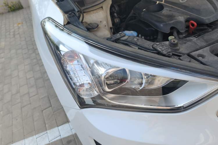 Used Hyundai Santa Fe 2015 2.4L Automatic All-Wheel Drive Smart Version 5 Seats Right Front Headlight
