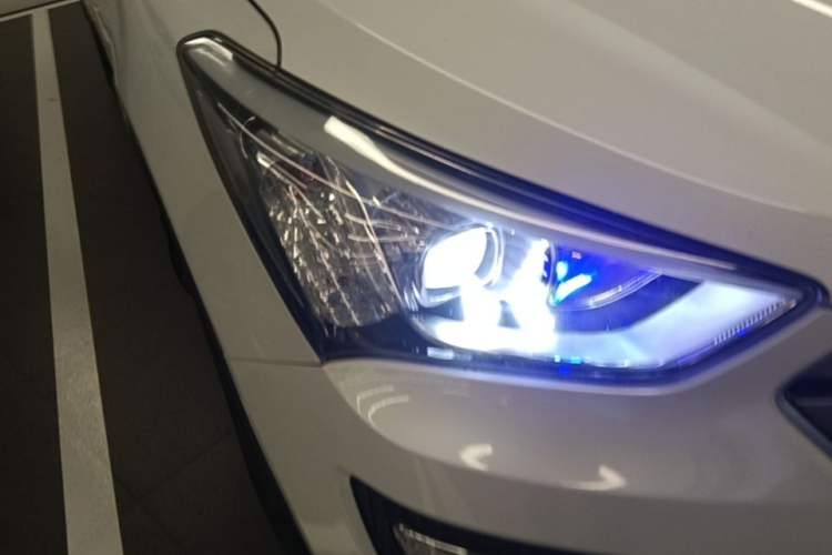 Used Hyundai Santa Fe 2015 2.4L Automatic All-Wheel Drive Smart Version 5 Seats Right Front Headlight