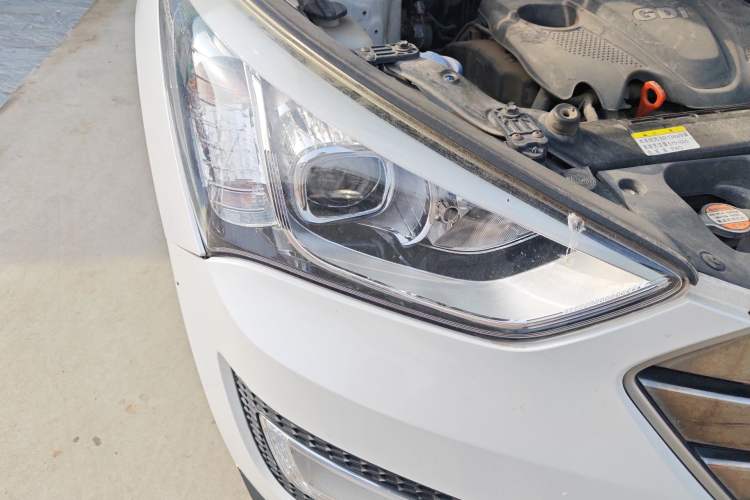 Used Hyundai Santa Fe 2015 2.4L Automatic Two-Wheel Drive Smart Version 5 Seats Right Front Headlight