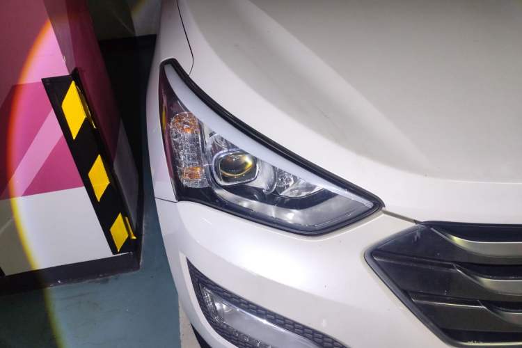 Used Hyundai Santa Fe 2015 2.0T Automatic Two-Wheel Drive Smart Version 5 Seats Right Front Headlight