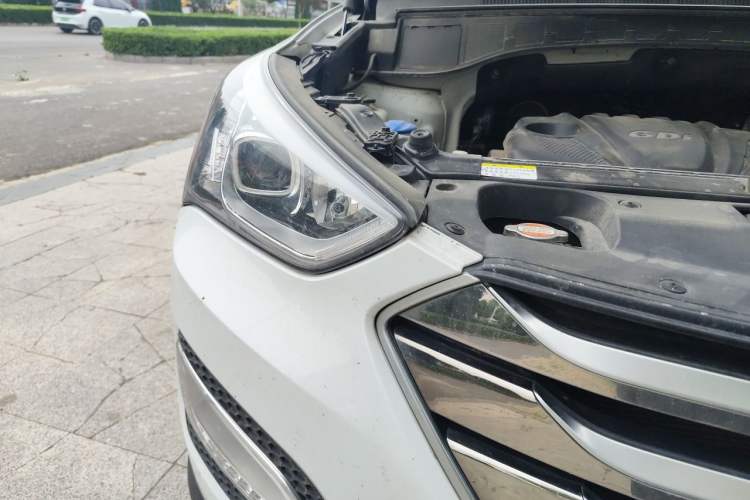 Used Hyundai Santa Fe 2015 2.4L Automatic All-Wheel Drive Smart Version 5 Seats Right Front Headlight
