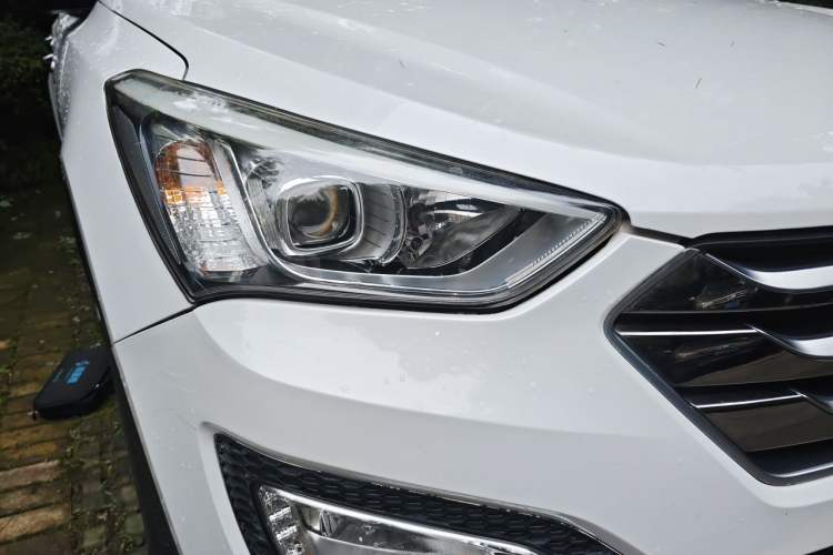 Used Hyundai Santa Fe 2015 2.4L Automatic Two-Wheel Drive Smart Version 5 Seats Right Front Headlight
