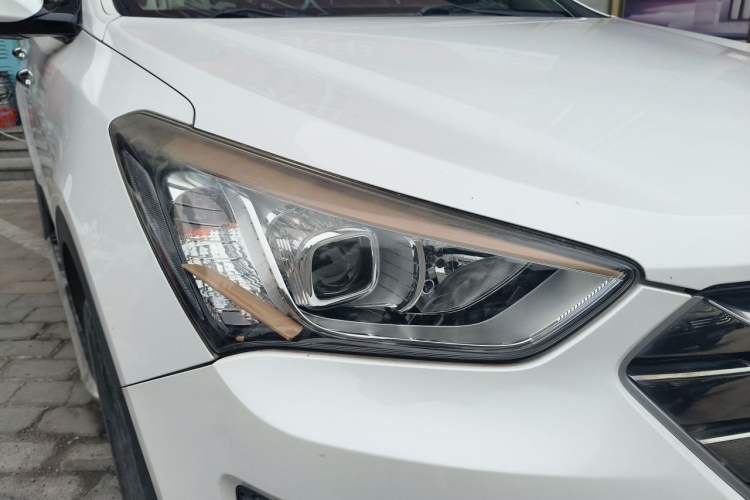 Used Hyundai Santa Fe 2015 2.4L Automatic Two-Wheel Drive Smart Version 5 Seats Right Front Headlight