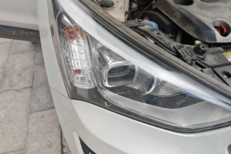 Used Hyundai Santa Fe 2015 2.0T Automatic All-Wheel Drive Smart Version 5 Seats Right Front Headlight