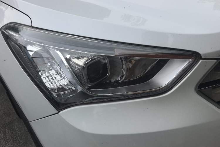 Used Hyundai Santa Fe 2015 2.0T Automatic All-Wheel Drive Smart Version 5 Seats Right Front Headlight