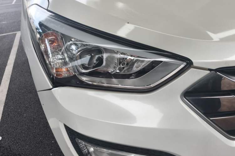 Used Hyundai Santa Fe 2015 2.0T Automatic Two-Wheel Drive Smart Version 5 Seats Right Front Headlight
