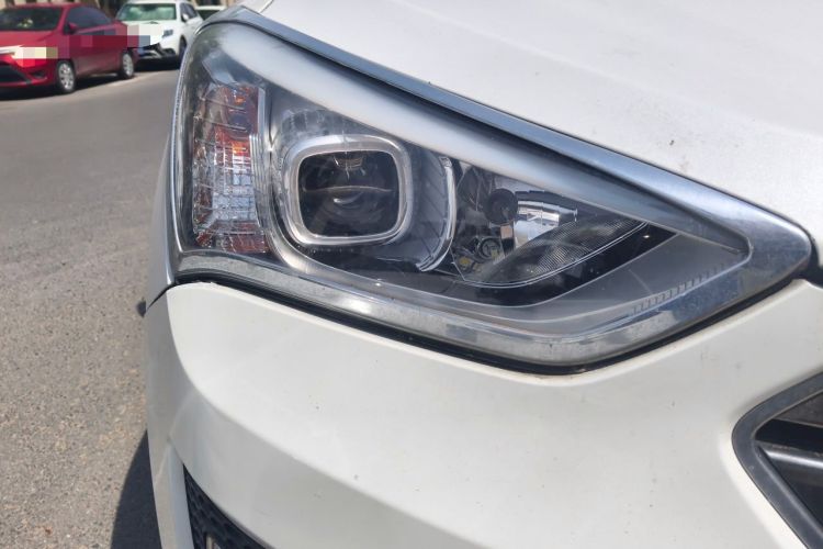 Used Hyundai Santa Fe 2015 2.0T Automatic 4x4 Smart 7-Seater Right Front Headlight