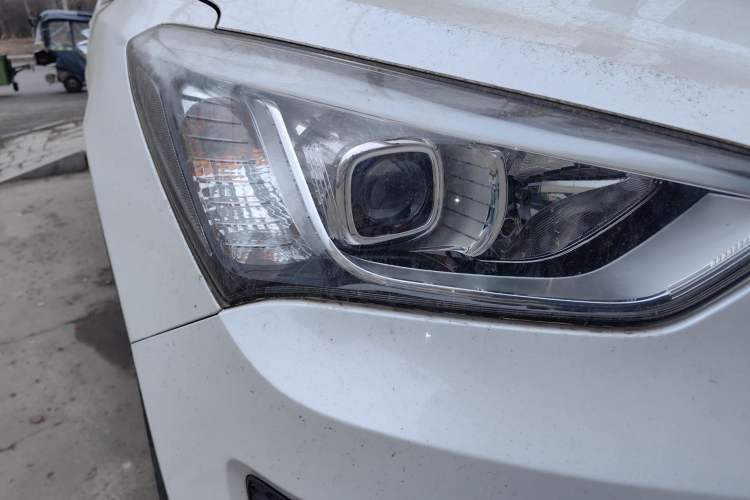 Used Hyundai Santa Fe 2015 2.0T Automatic All-Wheel Drive Smart Version 5 Seats Right Front Headlight
