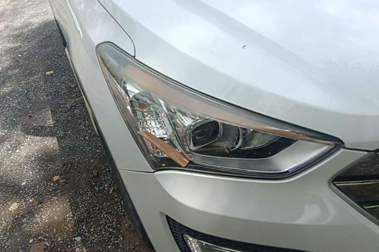 Used Hyundai Santa Fe 2015 2.4L Automatic Two-Wheel Drive Smart Version 5 Seats Right Front Headlight