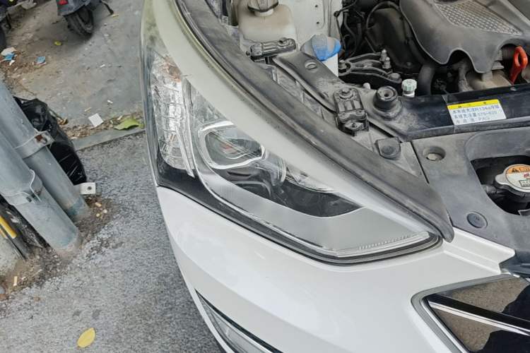 Used Hyundai Santa Fe 2015 2.4L Automatic All-Wheel Drive Smart Version 5 Seats Right Front Headlight