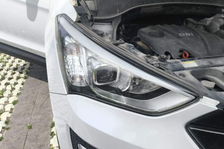 Used Hyundai Santa Fe 2015 2.4L Automatic Two-Wheel Drive Smart Version 5 Seats Right Front Headlight