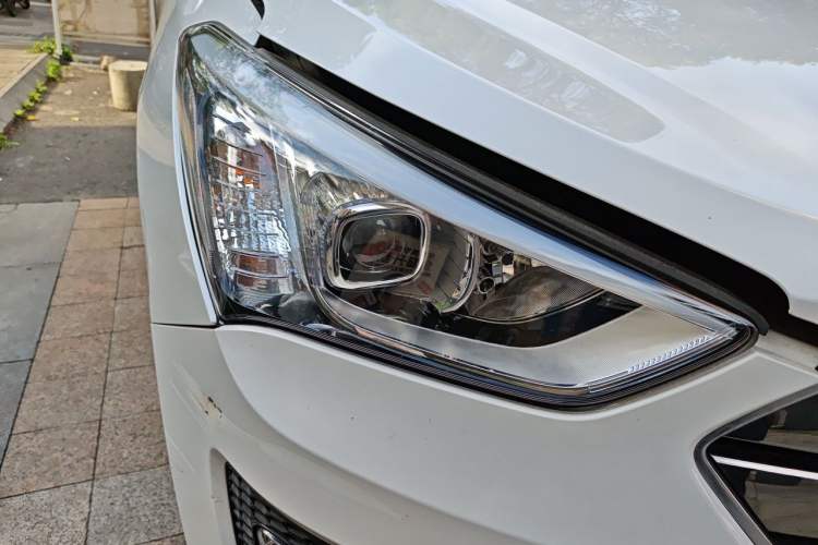 Used Hyundai Santa Fe 2015 2.0T Automatic 4x4 Smart 7-Seater Right Front Headlight