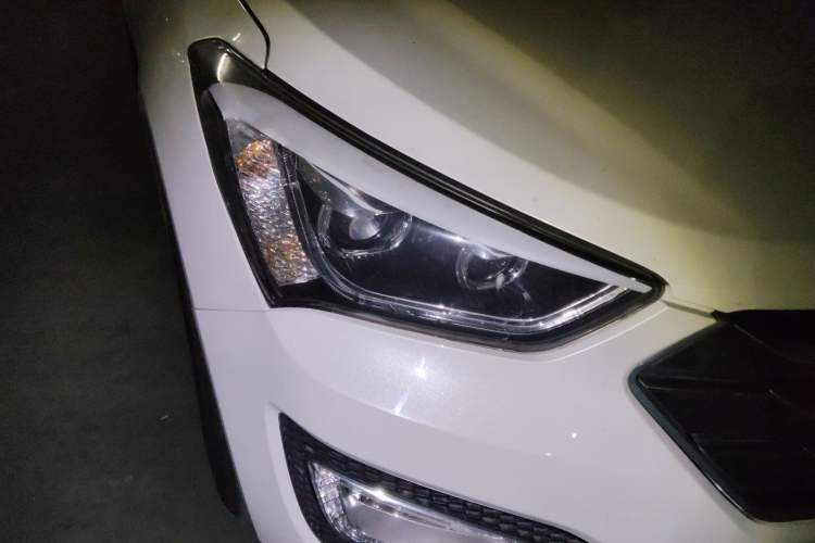 Used Hyundai Santa Fe 2015 2.4L Automatic Two-Wheel Drive Smart Version 5 Seats Right Front Headlight