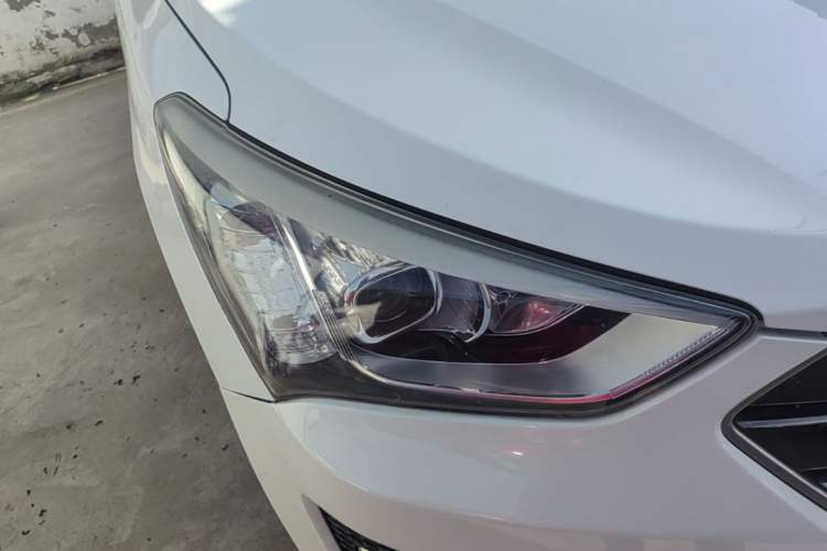 Used Hyundai Santa Fe 2015 2.4L Automatic All-Wheel Drive Smart Version 5 Seats Right Front Headlight