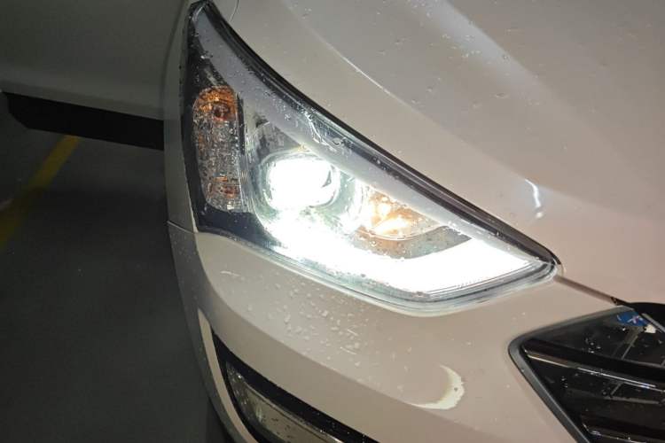 Used Hyundai Santa Fe 2015 2.0T Automatic 4x4 Smart 7-Seater Right Front Headlight